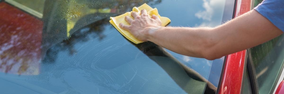 Clean up car's windshield